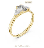 Load image into Gallery viewer, Maylaya Gems emerald trillion trilogy lab-grown diamond ring in yellow gold