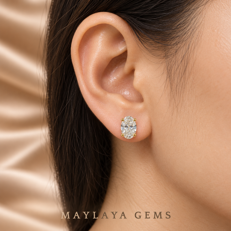 Maylaya Gems STK4 on-ear illustration, scaled to approximate carat-to-millimetre dimensions; actual fit varies.