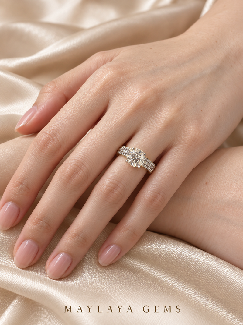 Maylaya Gems M0005 ring on a female model hand