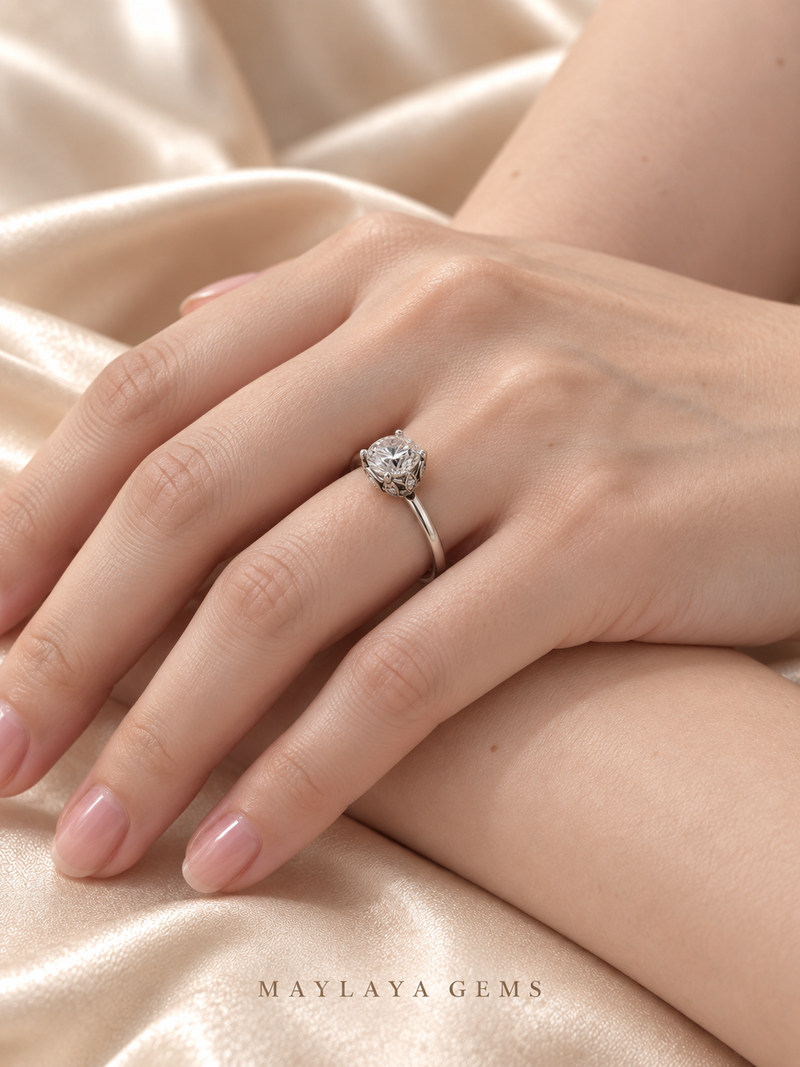 Maylaya Gems M0007 ring on a female model hand