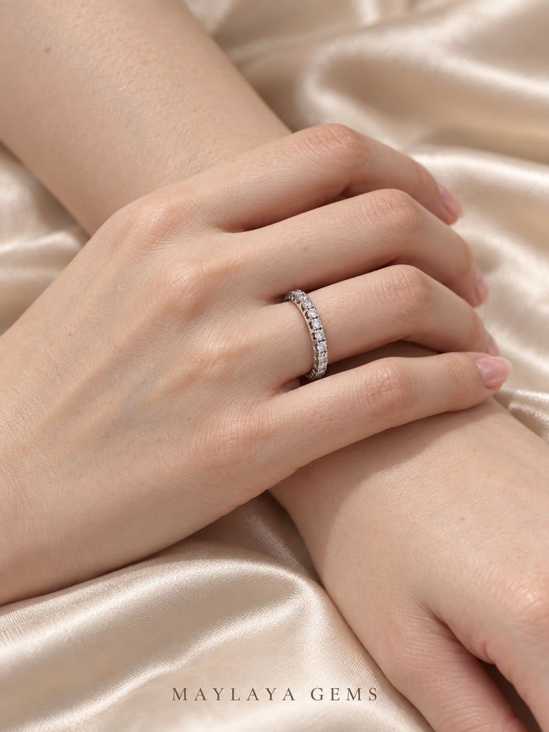 Maylaya Gems M187 ring on a female model hand