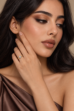 Load image into Gallery viewer, Maylaya Gems Yellow Gold 9K Round 0.31ct Lab-Grown Diamond Solitaire Ring โ M012 โ AI-generated young adult model in eveningwear / เธ เธฒเธเธเธณเธฅเธญเธเธเธฒเธเนเธเธเธชเธงเธกเนเธเธฃเธทเนเธญเธเธเธฃเธฐเธเธฑเธเธเนเธงเธข AI