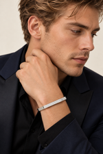 Load image into Gallery viewer, Maylaya Gems 1.11 ct Round Lab-Grown Diamond Men's Bracelet — AI-generated adult male model in tailored eveningwear / ภาพจำลองนายแบบสวมเครื่องประดับด้วย AI