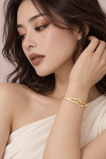 Load image into Gallery viewer, Maylaya Gems 0.33 ct Round Lab-Grown Diamond Bracelet — AI-generated young adult model in eveningwear / ภาพจำลองนางแบบสวมเครื่องประดับด้วย AI
