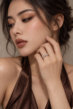 Load image into Gallery viewer, Maylaya Gems 9K Gold 2.5 ct Round Lab-Grown Diamond Ring — E005 — AI-generated young adult model in eveningwear / ภาพจำลองนางแบบสวมเครื่องประดับด้วย AI