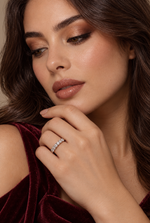 Load image into Gallery viewer, Maylaya Gems 9K Gold 0.7 ct Round Lab-Grown Diamond Ring — E017 — AI-generated young adult model in eveningwear / ภาพจำลองนางแบบสวมเครื่องประดับด้วย AI