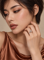 Load image into Gallery viewer, Maylaya Gems 9K Gold 1.1 ct Round Lab-Grown Diamond Ring — A032 — AI-generated young adult model in eveningwear / ภาพจำลองนางแบบสวมเครื่องประดับด้วย AI