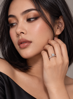 Load image into Gallery viewer, Maylaya Gems 9K Gold 1.6 ct Round Lab-Grown Diamond Ring — M0006 — AI-generated young adult model in eveningwear / ภาพจำลองนางแบบสวมเครื่องประดับด้วย AI
