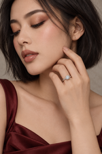 Load image into Gallery viewer, Maylaya Gems 1 ct Round Lab-Grown Diamond Ring - LR-0007 — AI-generated young adult model in eveningwear / ภาพจำลองนางแบบสวมเครื่องประดับด้วย AI