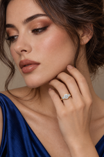 Load image into Gallery viewer, Maylaya Gems 1.808 ct Classic Round Trilogy Lab-Grown Diamond Ring — AI-generated young adult model in eveningwear / ภาพจำลองนางแบบสวมเครื่องประดับด้วย AI