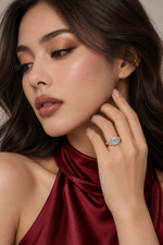 Load image into Gallery viewer, Maylaya Gems 3 ct Emerald Trilogy Lab-Grown Diamond Ring — AI-generated young adult model in eveningwear / ภาพจำลองนางแบบสวมเครื่องประดับด้วย AI