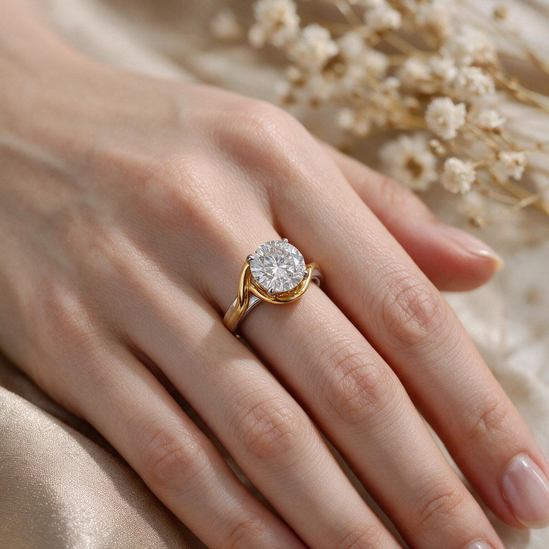 Two tone 9k round solitairect solitaire ring