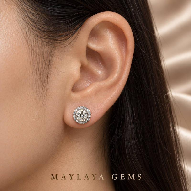 Maylaya Gems STK131 on-ear illustration, scaled to approximate carat-to-millimetre dimensions; actual fit varies.