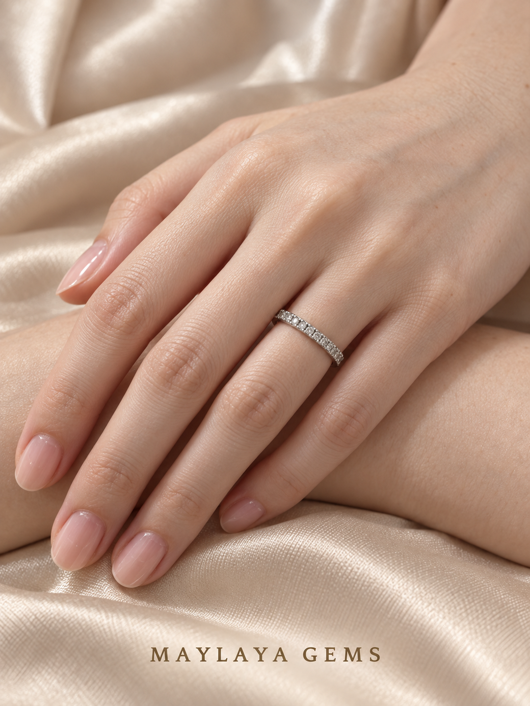 Maylaya Gems E003 ring on a female model hand