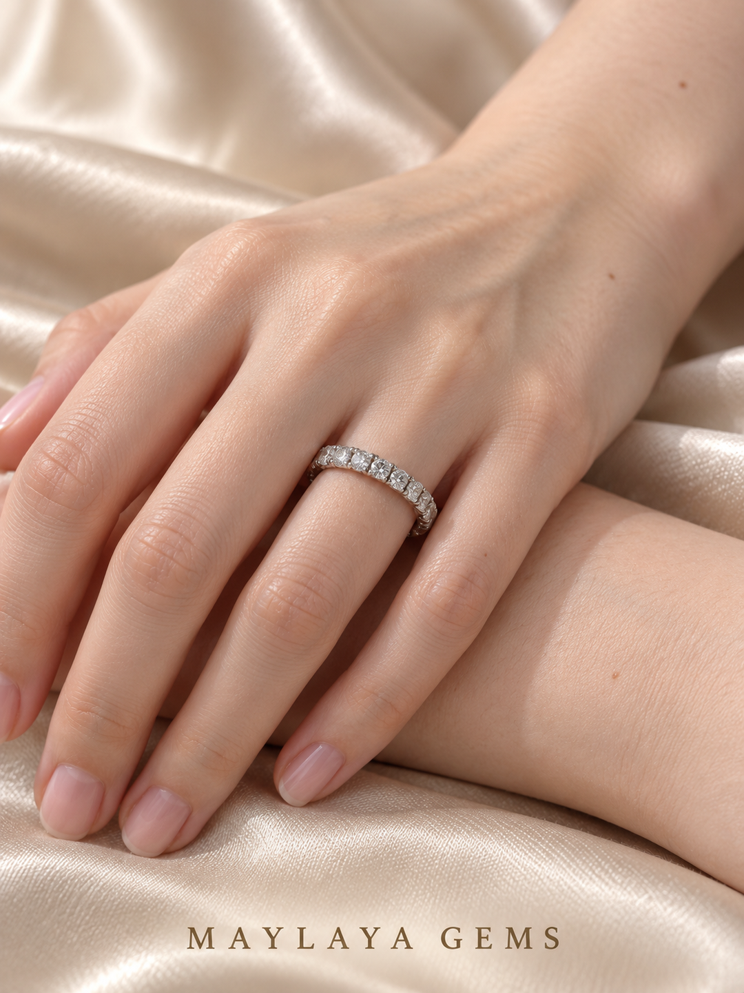 Maylaya Gems E008 ring on a female model hand