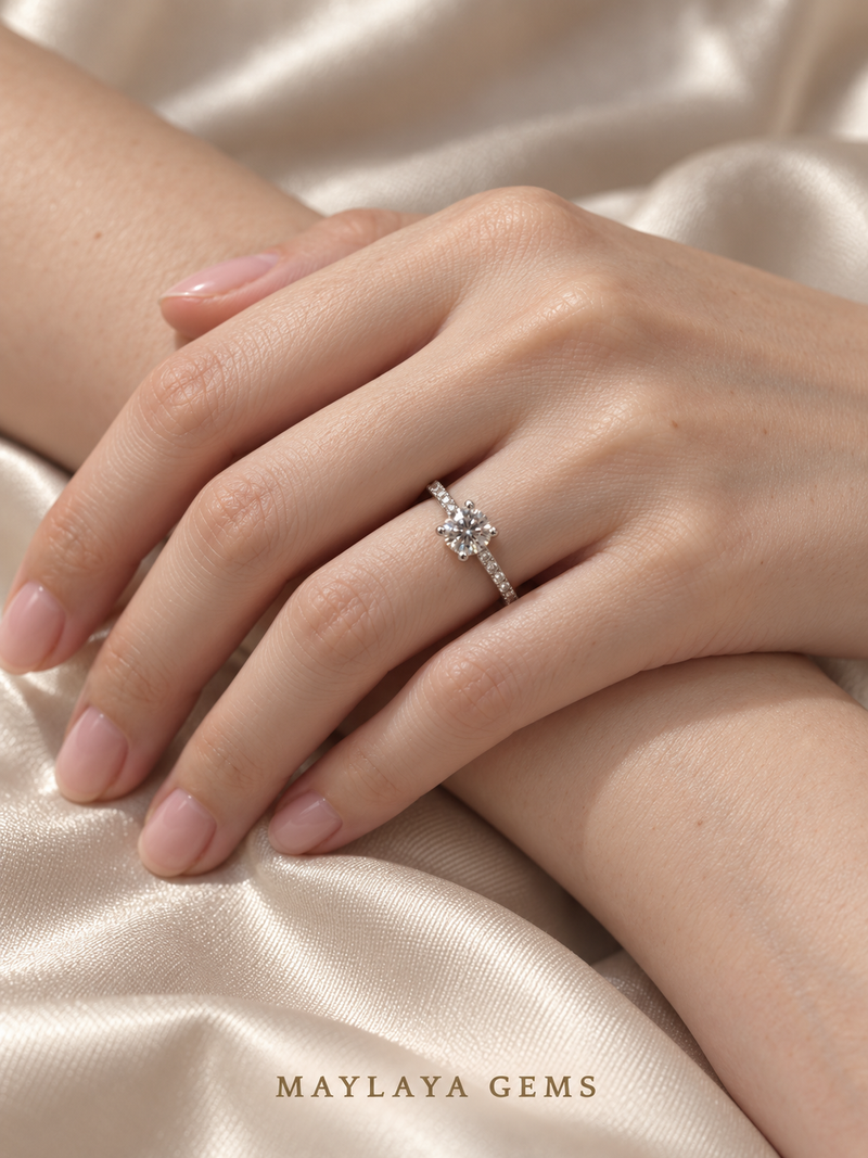Maylaya Gems E013 ring on a female model hand