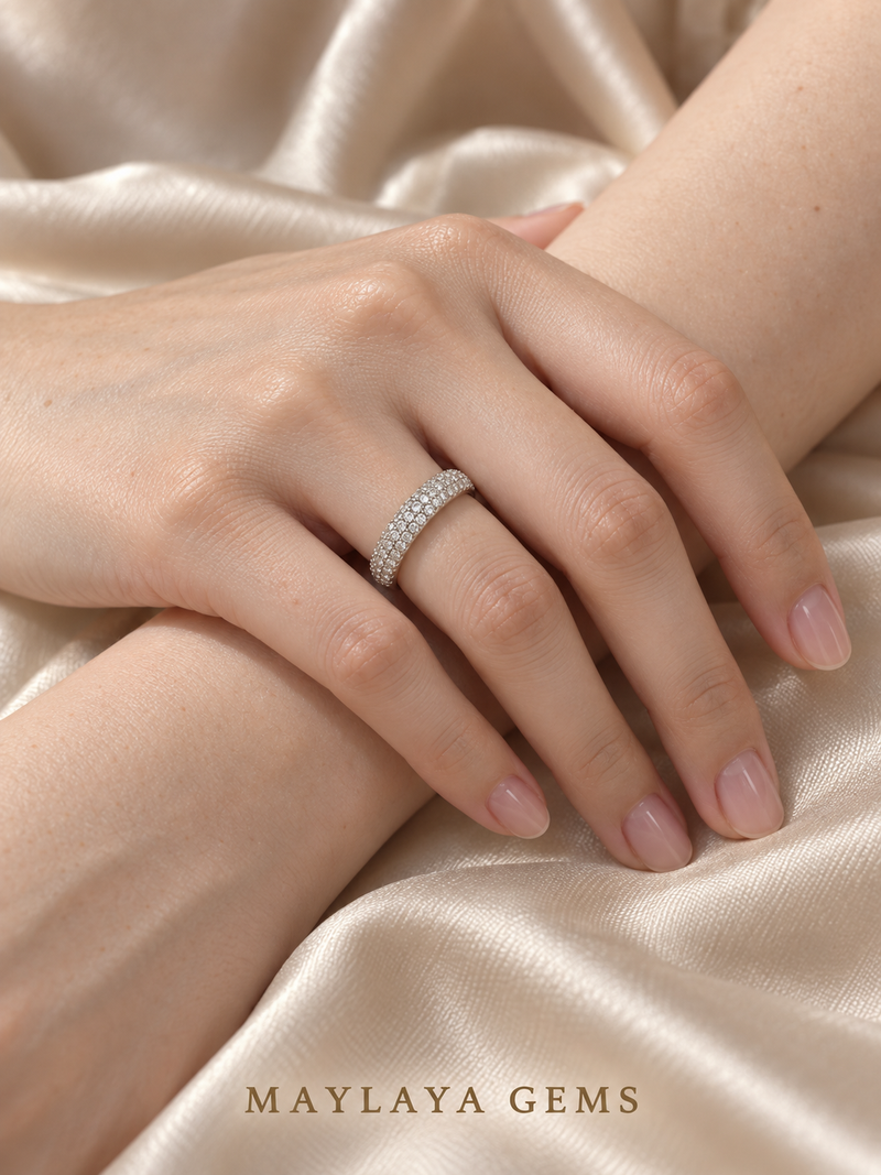 Maylaya Gems E014 ring on a female model hand