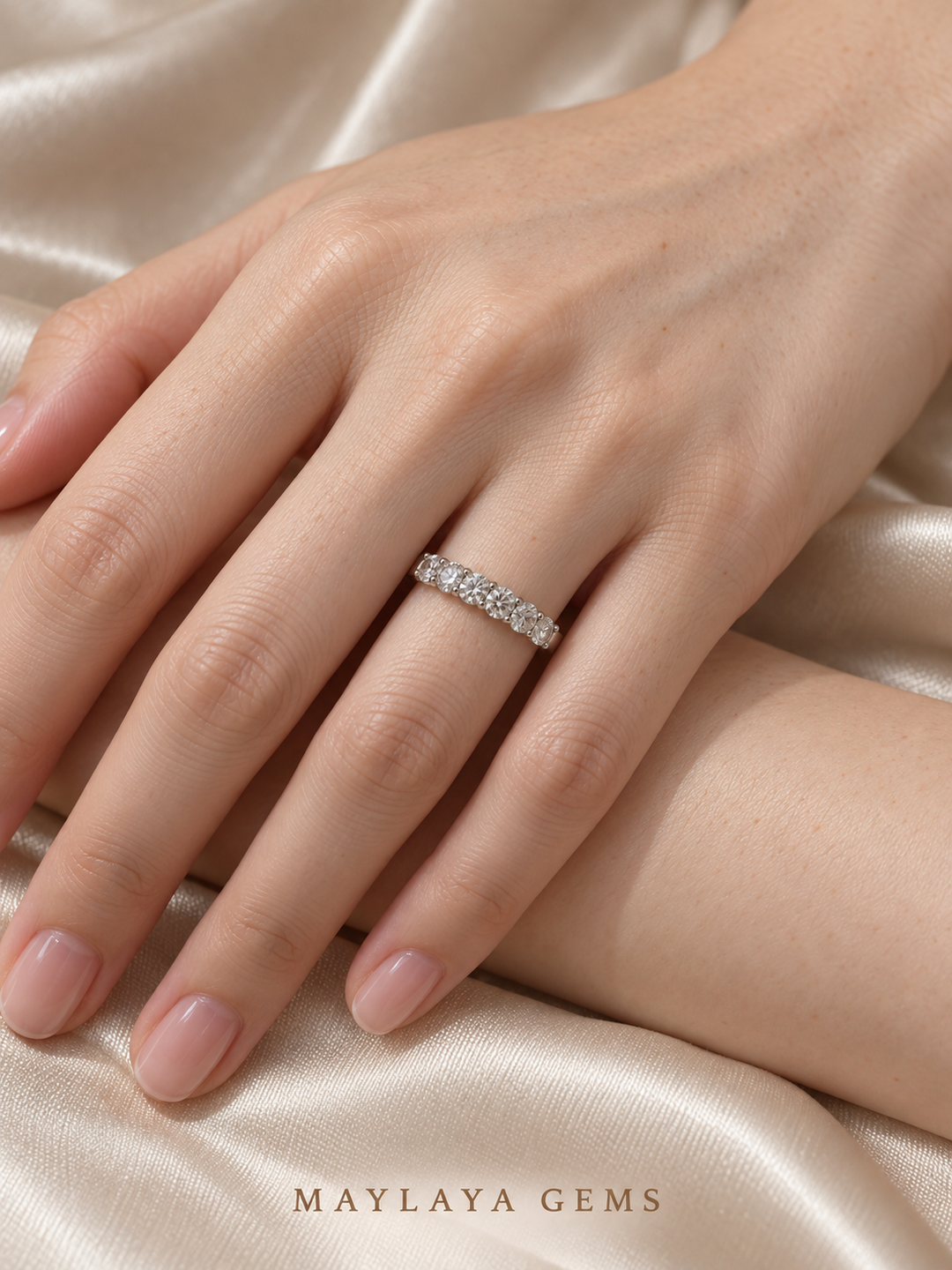 Maylaya Gems E017 ring on a female model hand