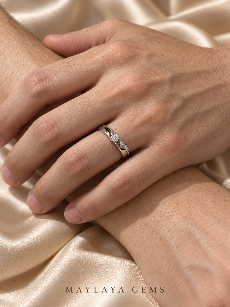 Maylaya Gems F011 ring on a male model hand