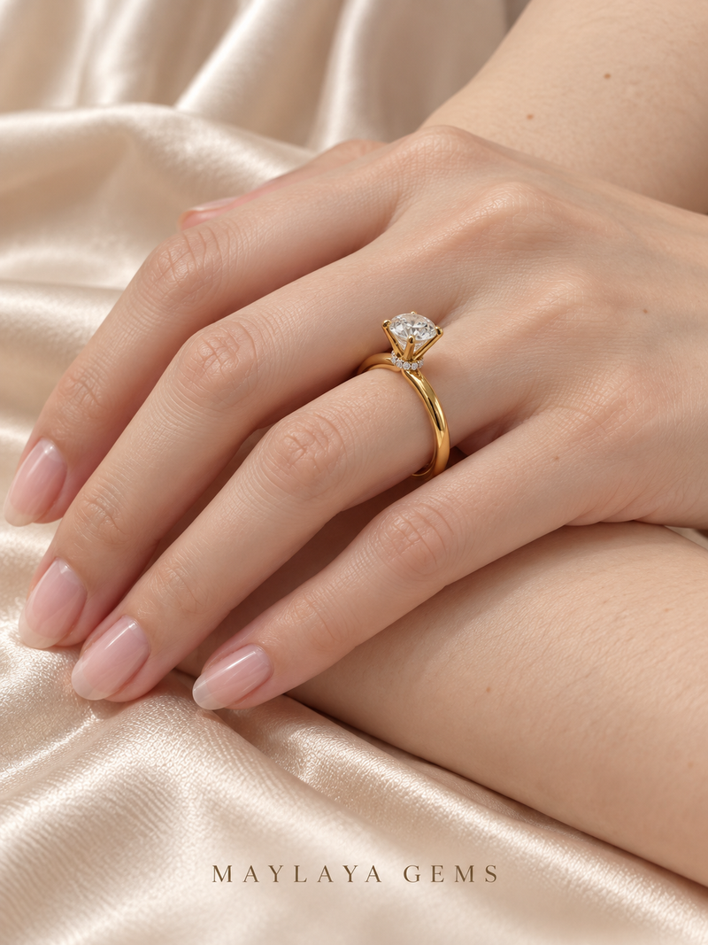Maylaya Gems M0004 ring on a female model hand