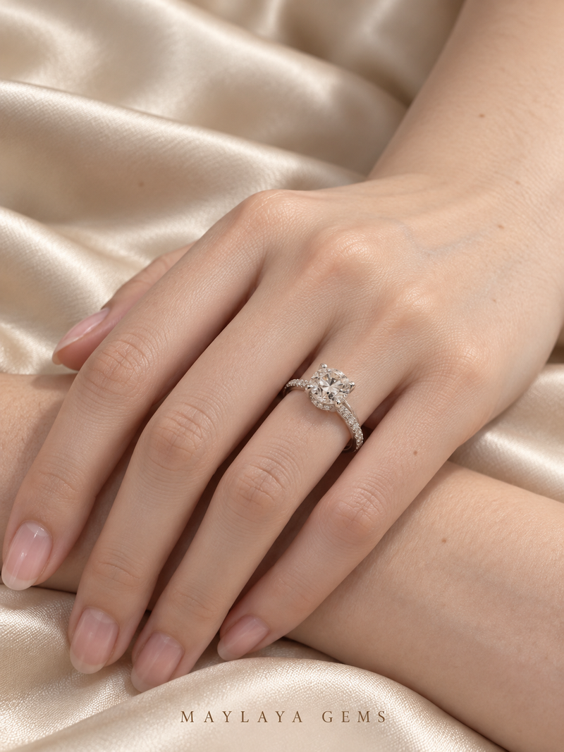 Maylaya Gems M0006 ring on a female model hand