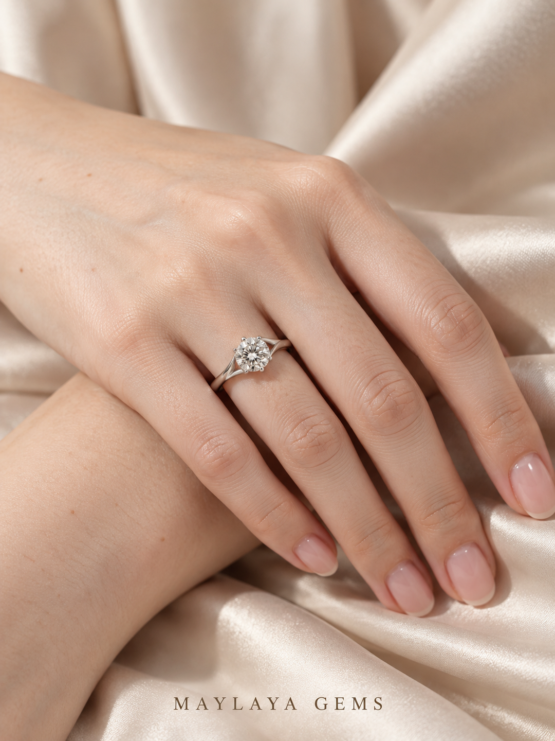 Maylaya Gems M002 ring on a female model hand