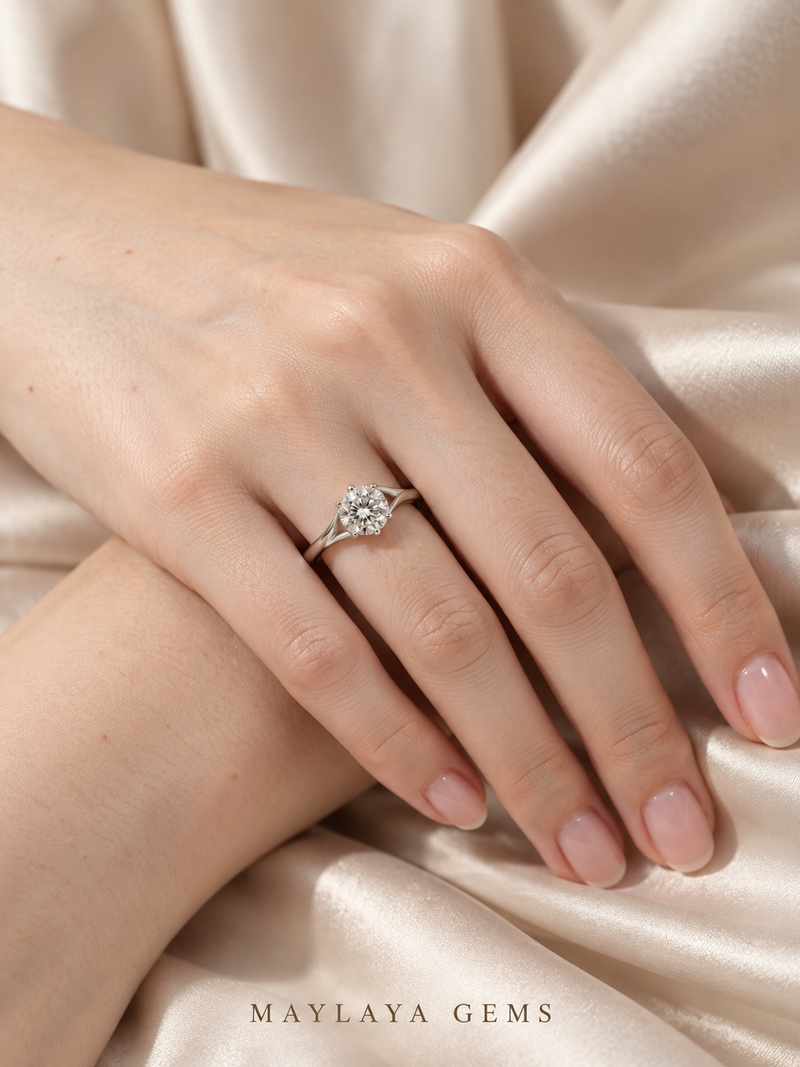 Maylaya Gems M002 ring on a female model hand