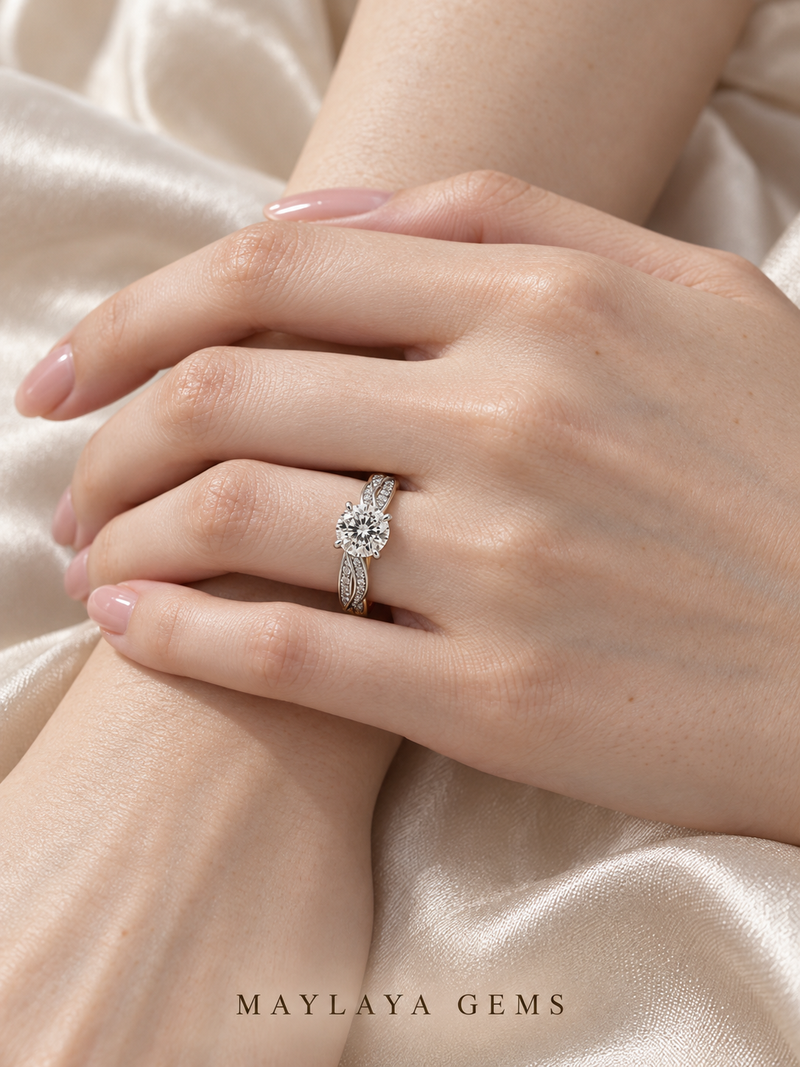 Maylaya Gems M004 ring on a female model hand
