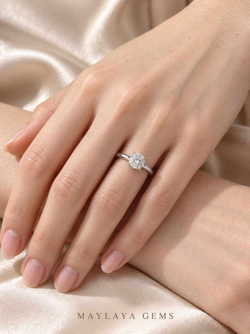 Maylaya Gems M006 ring on a female model hand