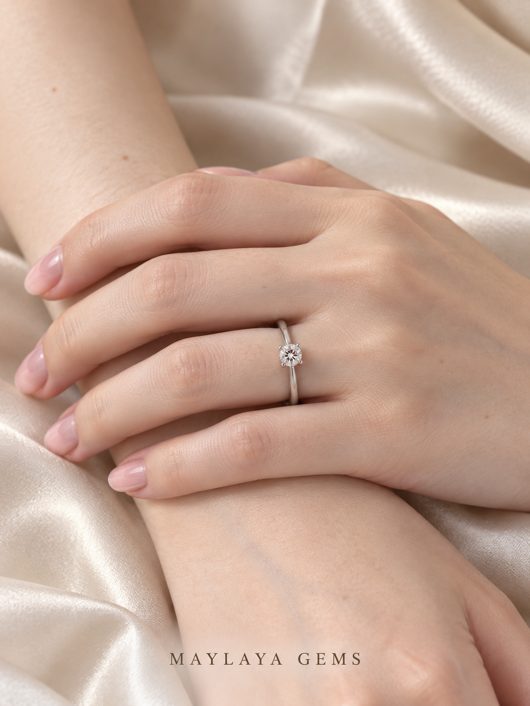 Maylaya Gems M010 ring on a female model hand