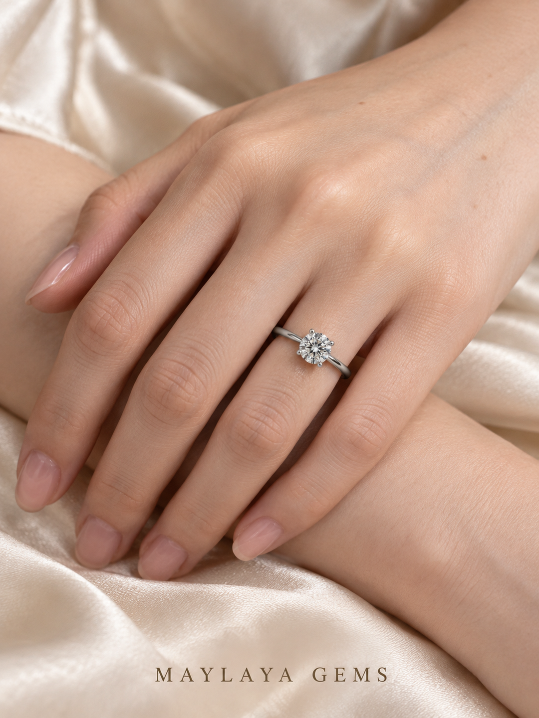 Maylaya Gems M011 ring on a female model hand