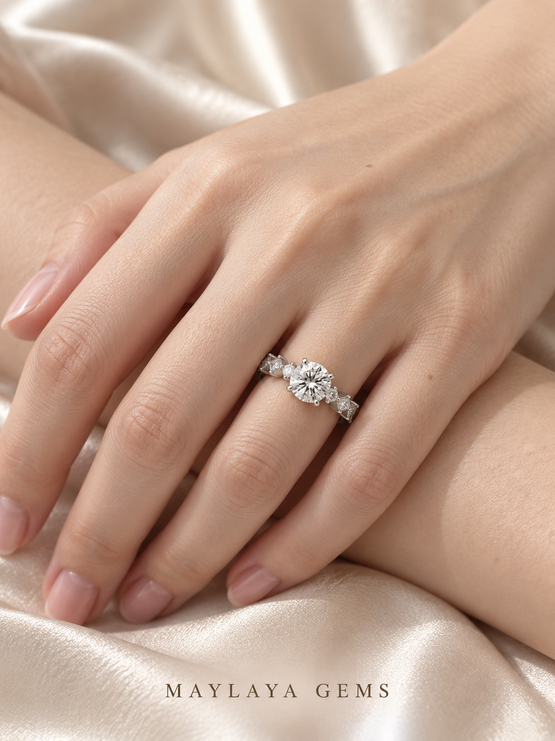Maylaya Gems M016 ring on a female model hand