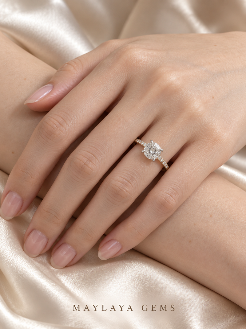 Maylaya Gems M017 ring on a female model hand