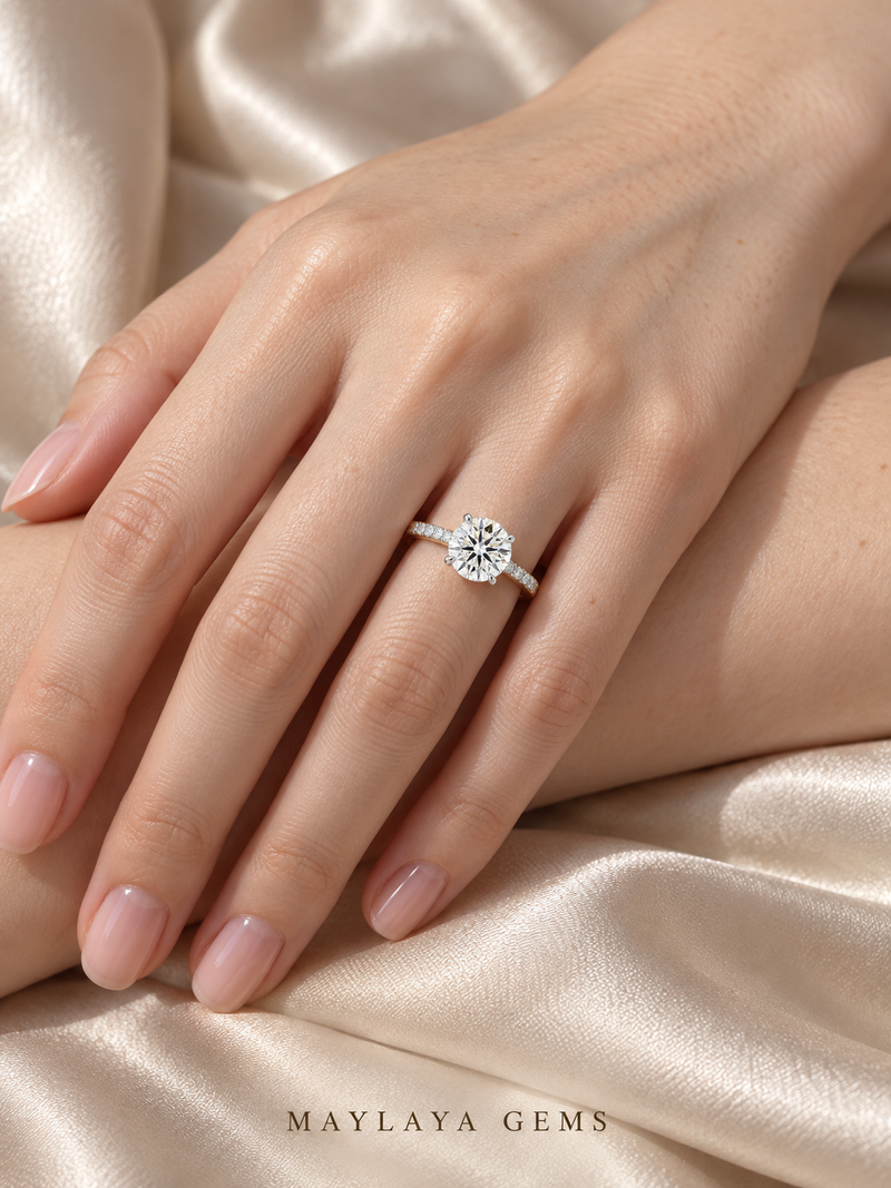 Maylaya Gems M021 ring on a female model hand