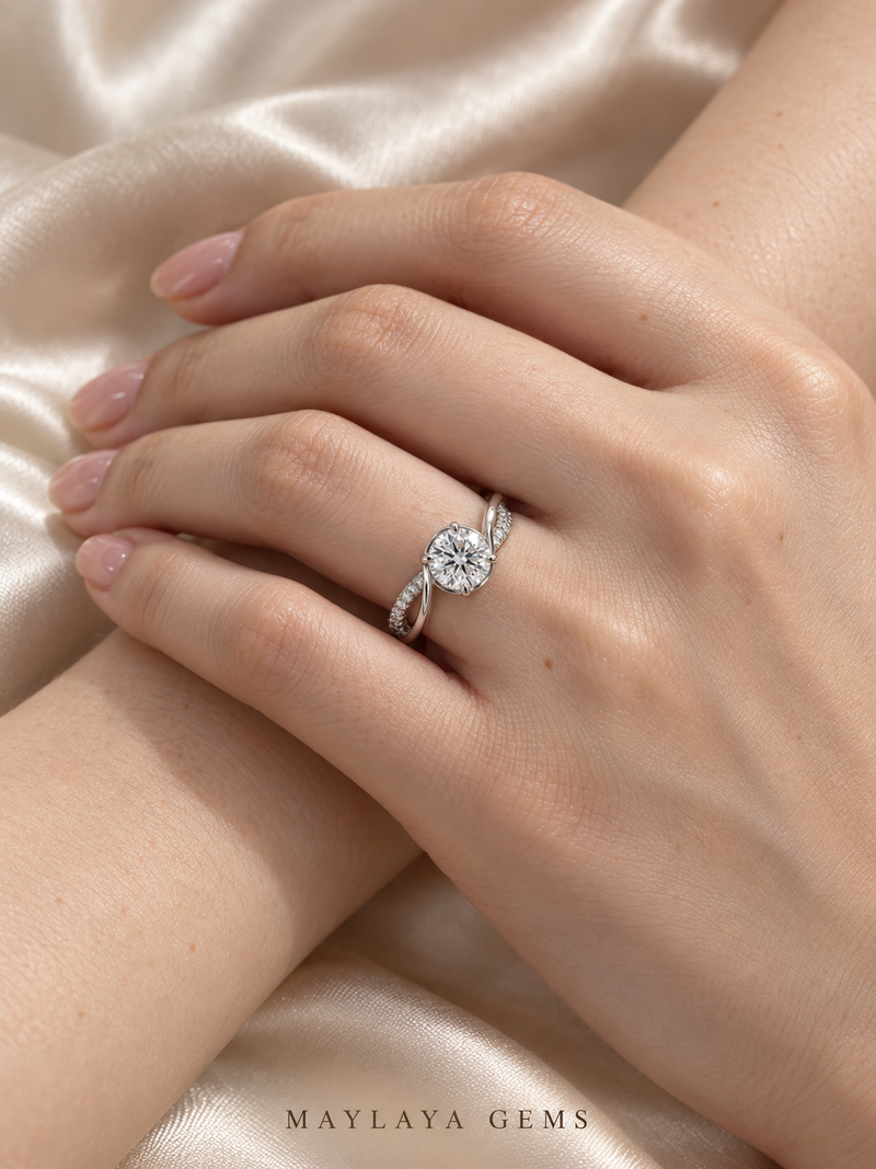 Maylaya Gems M022 ring on a female model hand