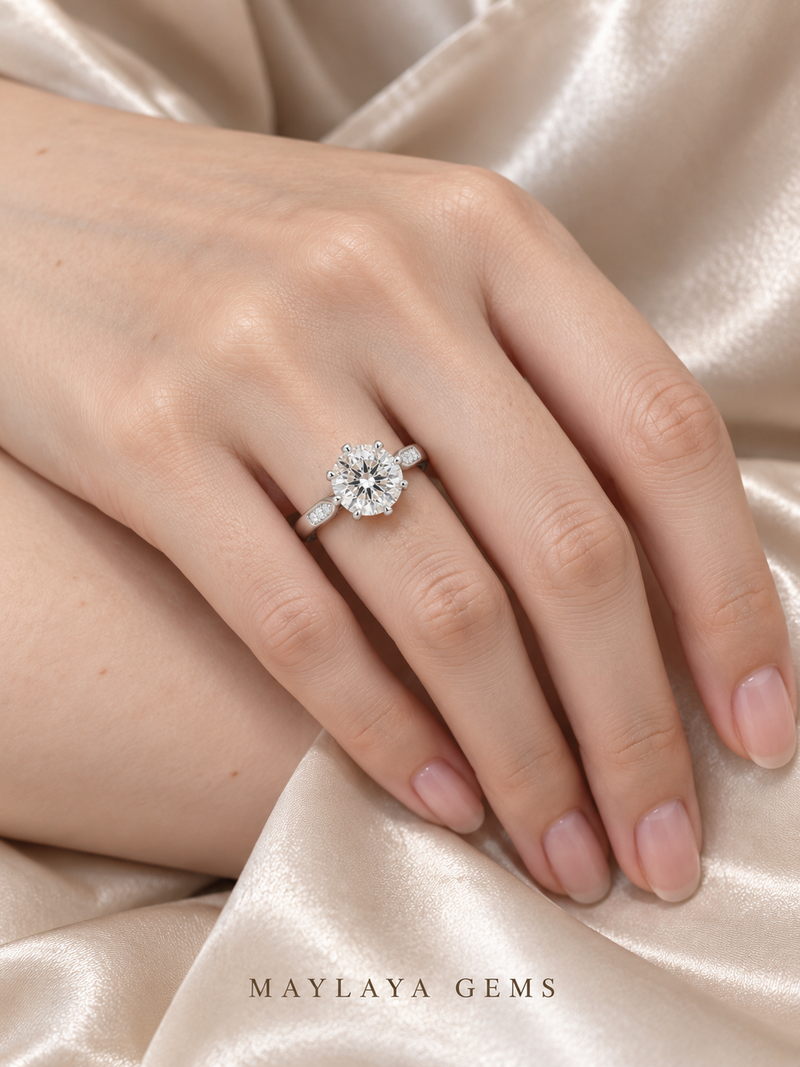 Maylaya Gems M027 ring on a female model hand