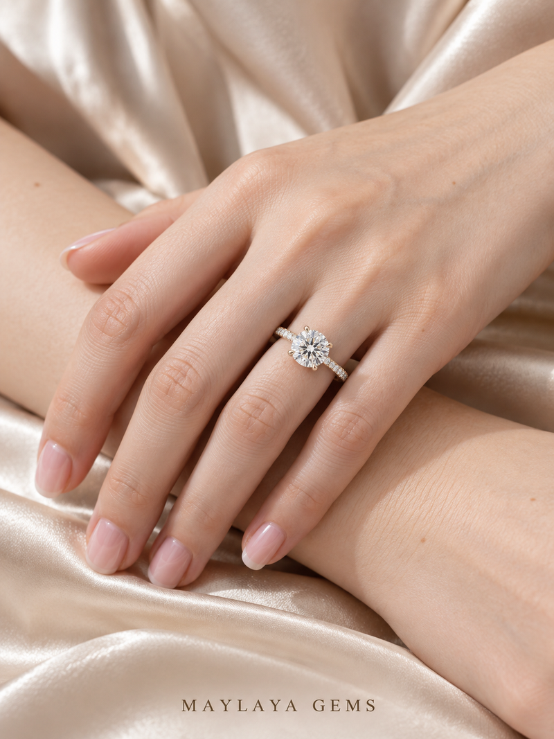 Maylaya Gems M029 ring on a female model hand