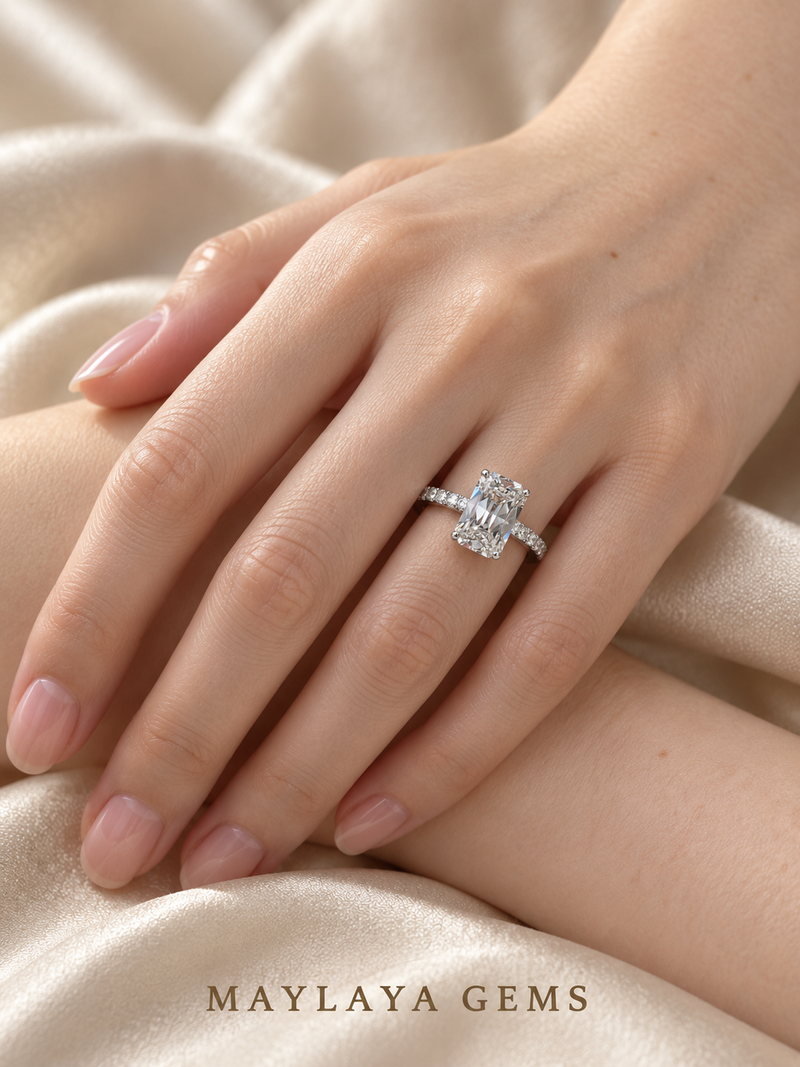 Maylaya Gems M02A ring on a female model hand