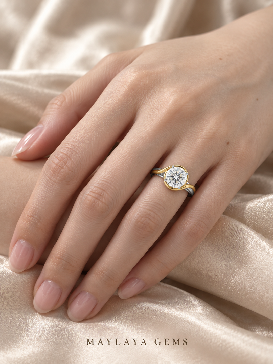 Maylaya Gems M031 ring on a female model hand