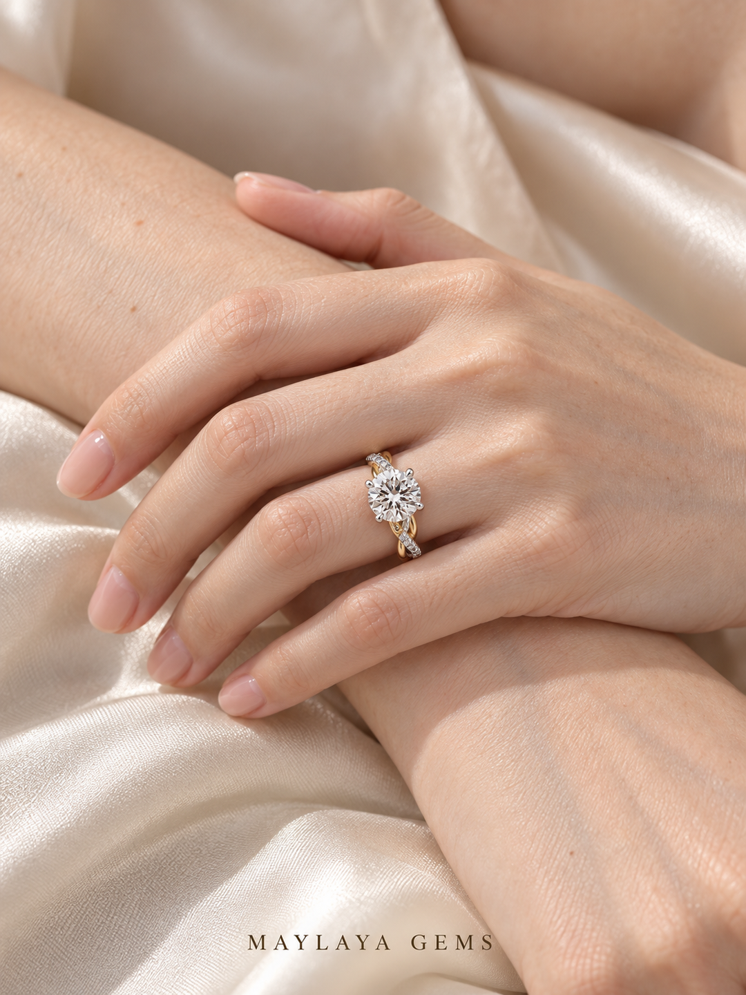 Maylaya Gems M032 ring on a female model hand