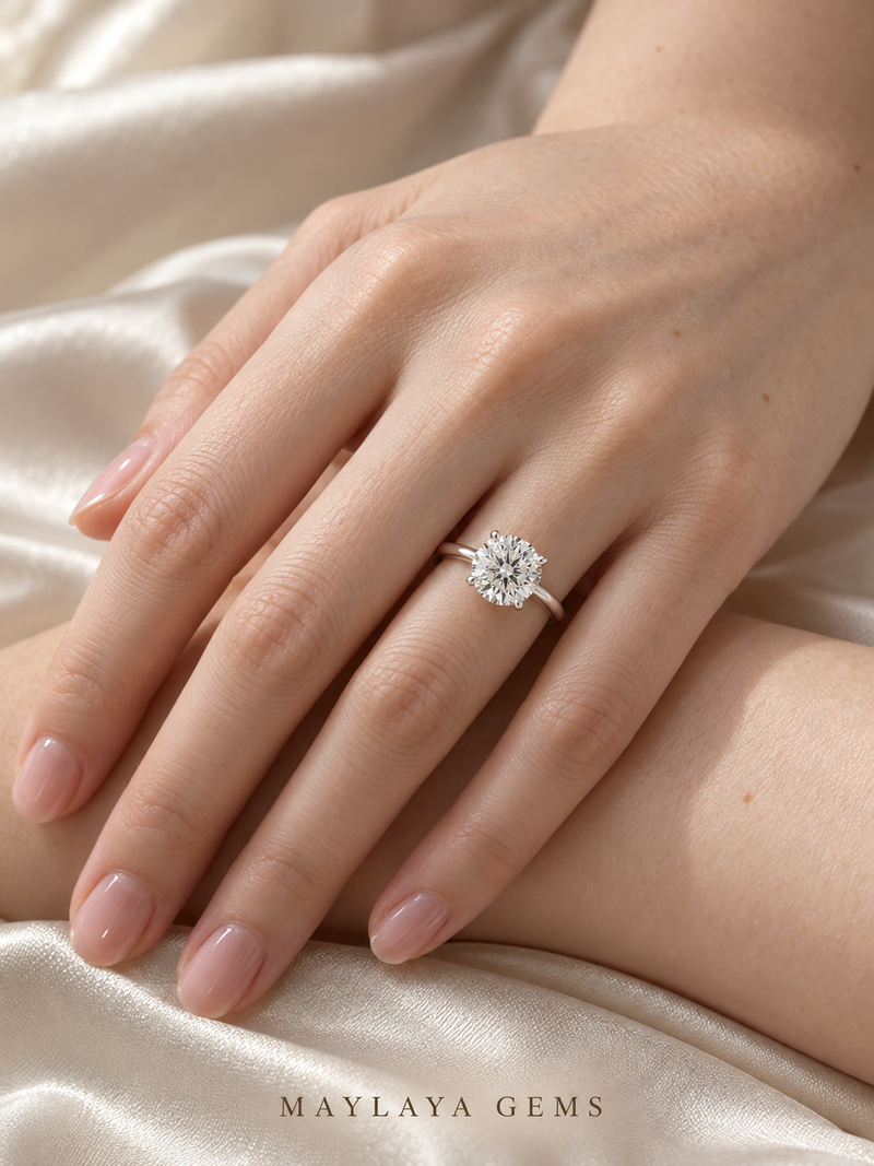 Maylaya Gems M033 ring on a female model hand