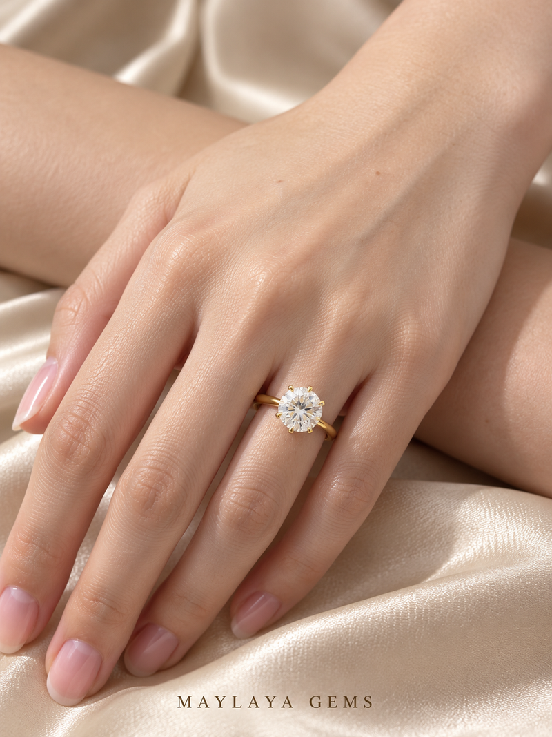 Maylaya Gems M036 ring on a female model hand