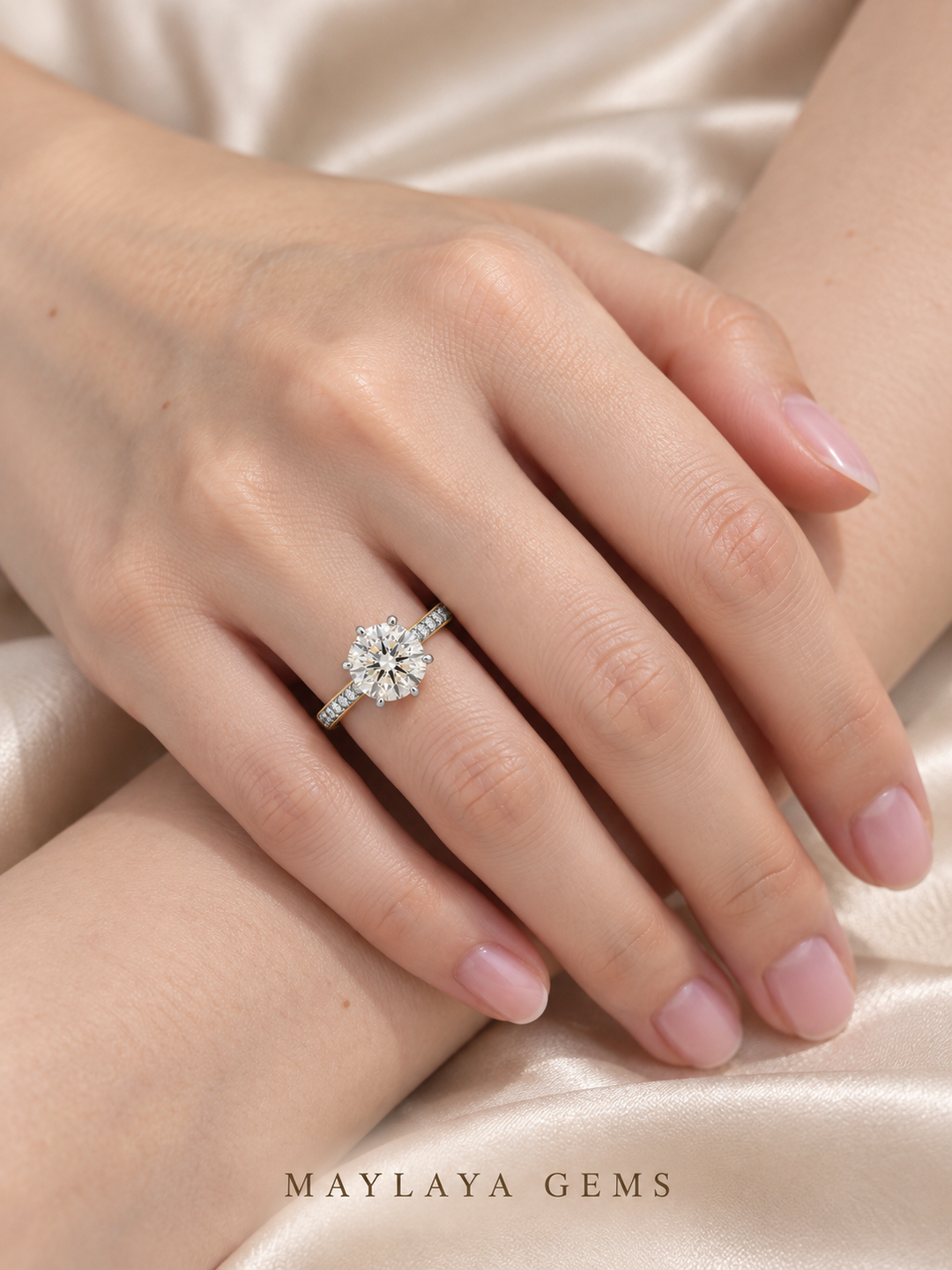 Maylaya Gems M037 ring on a female model hand