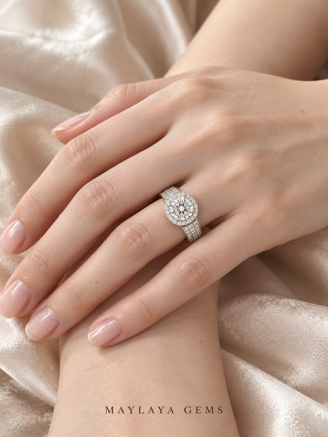 Maylaya Gems M038 ring on a female model hand