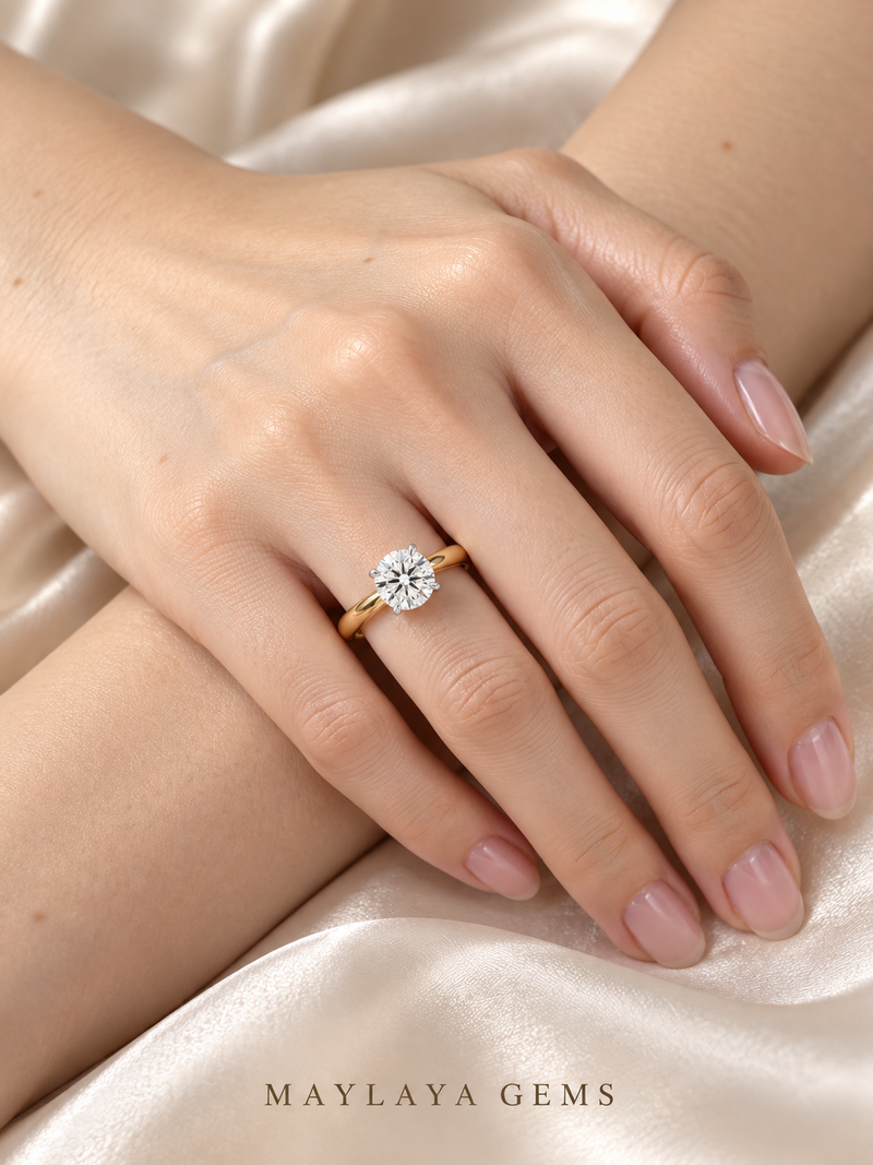Maylaya Gems M042 ring on a female model hand