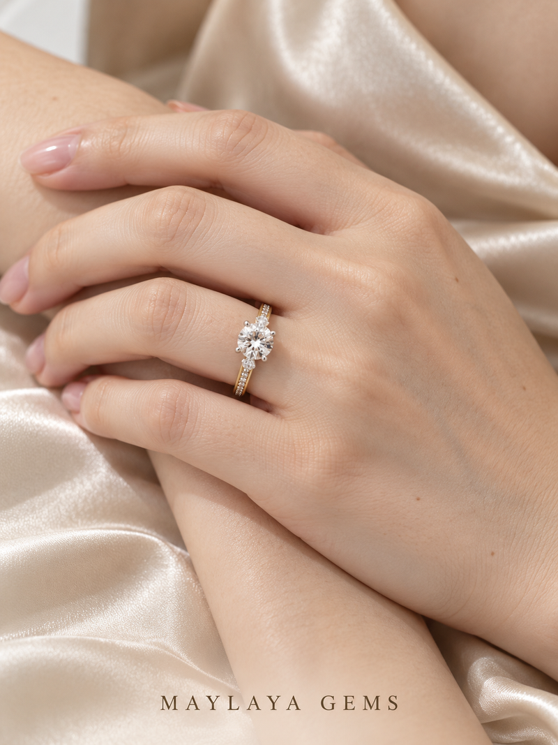 Maylaya Gems M046 ring on a female model hand