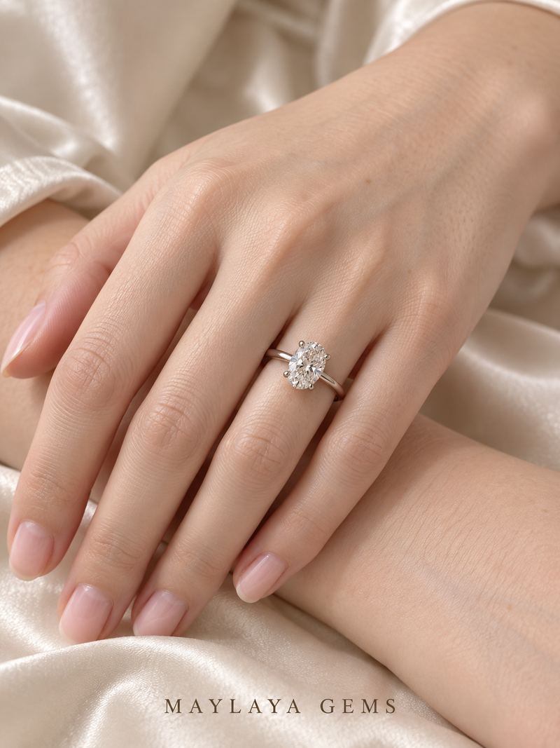 Maylaya Gems M050 ring on a female model hand
