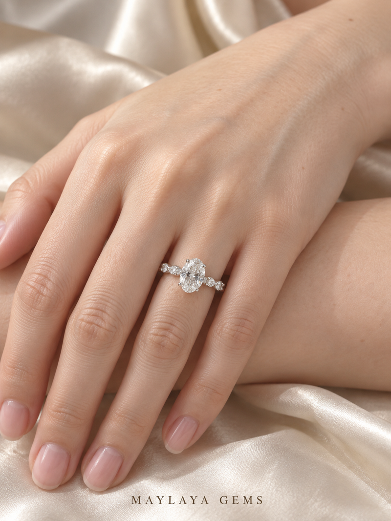 Maylaya Gems M051 ring on a female model hand