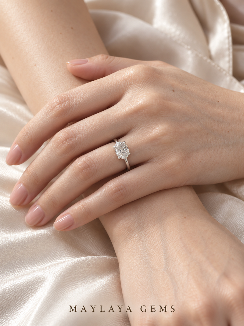 Maylaya Gems M054 ring on a female model hand
