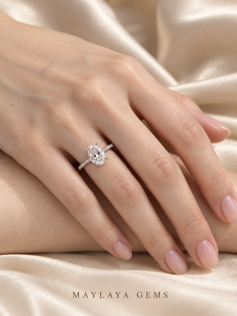 Maylaya Gems M061 ring on a female model hand